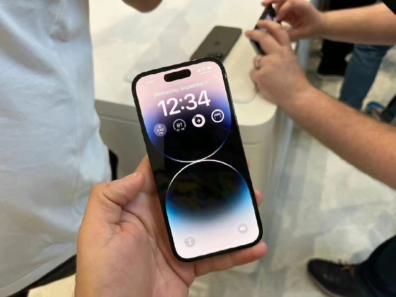 灵动岛只是一种设计魔术，iPhone摄像头和挖孔处依然是不参与变化的，整体一直是黑色，融入进了UI弹窗变化而已