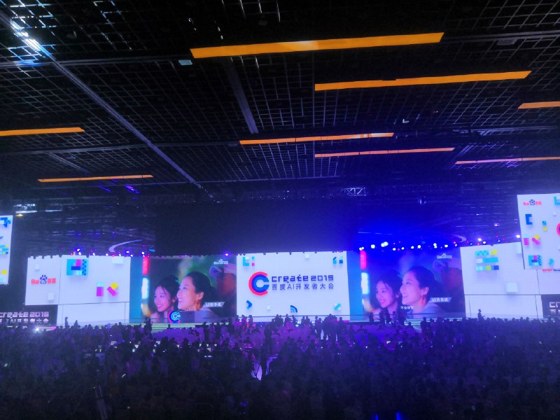 科技很好，但科技发展和道德的关系引发思考#目睹李彦宏被泼水😳化解的还蛮好的，后面接了一句AI的道路上总是会遇到阻碍，但不会阻挡我们继续前进