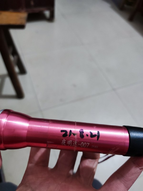 老父亲在乡下买的小手电，最担心的是质量和调换，卖家的解决方式是，用墨笔写下购买日期，透明胶布封好日期，半年包换，信任满满 #大产品小细节