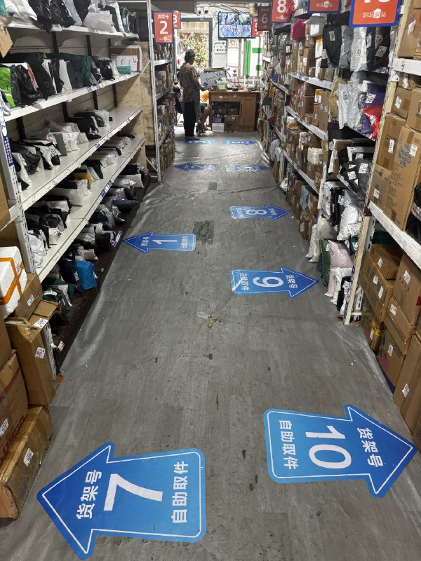 快递驿站的这个地贴指引做的真好，很直观