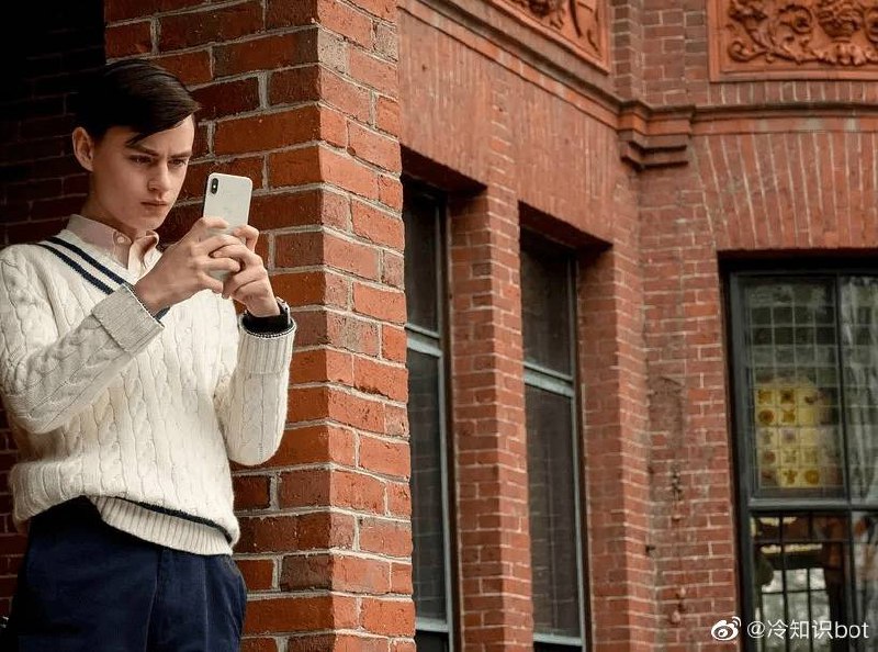 苹果公司不允许电影中的坏人使用 iPhone电影《利刃出鞘》的导演莱恩·约翰逊（Rian Johnson）最近在接受《名利场》的采访时，分享了一些关于电影中出现苹果产品而引发的趣闻