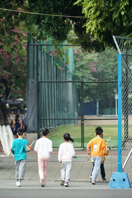 最近经常在公园看到小孩哥拿着天线跑来跑去，怪好奇的