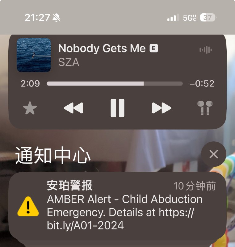 美国丢孩子的紧急性是非常高的强制推送提醒到每个人的手机上洛杉矶丢孩子警察还会立马封锁美墨边境警察追犯人也挺带劲，一直跟在后面追天上还有警用直升机跟着追媒体的直升机也会追去看看是谁这么不要命 #无用但有趣的冷知识美国丢孩子的紧急性是非常高的强制推送提醒到每个人的手机上洛杉矶丢孩子警察还会立马封锁美墨边境警察追犯人也挺带劲，一直跟在后面追天上还有警用直升机跟着追媒体的直升机也会追去看看是谁这么不要命 #无用但有趣的冷知识