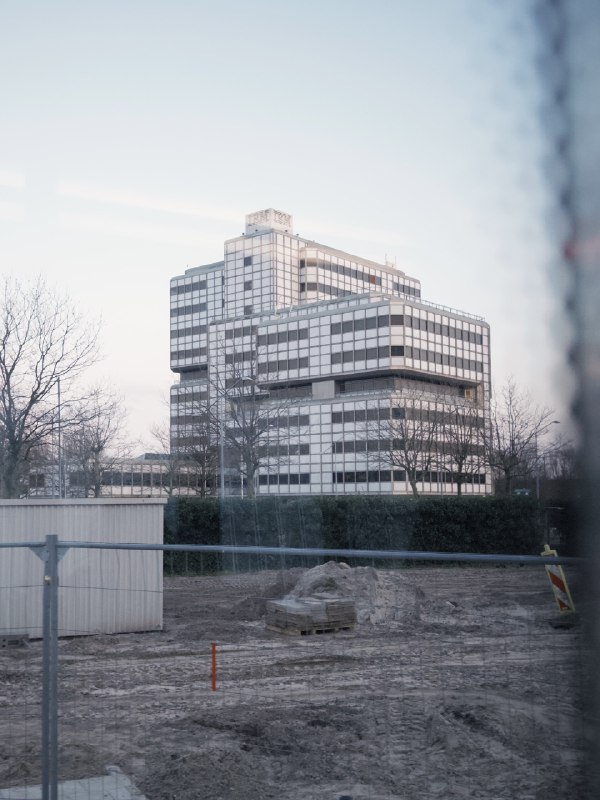 有意思的是Henk Sneevlietweg 这一站是用Henk Sneevliet本人的名字命名的