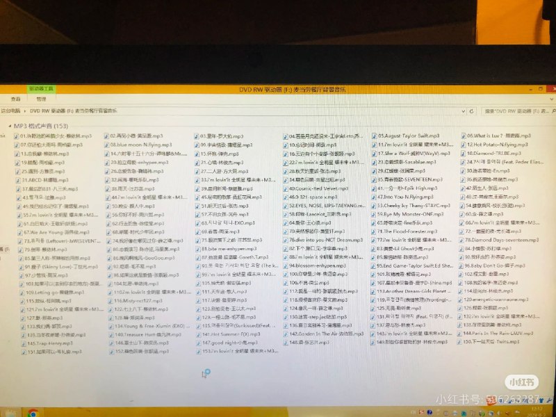 冷知识啊！搜了一下发现麦当劳里放的音乐，每家店都是一样的，每个月会换一次，门店有配备一张本月光碟八月歌单如下👇（图源小红书）而且发现是顺序播放by @我床  #无用但有趣的冷知识