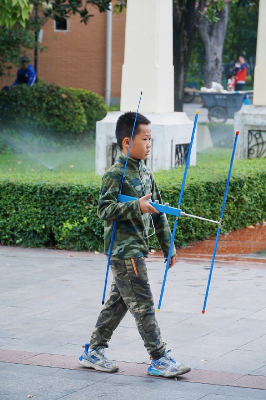 最近经常在公园看到小孩哥拿着天线跑来跑去，怪好奇的