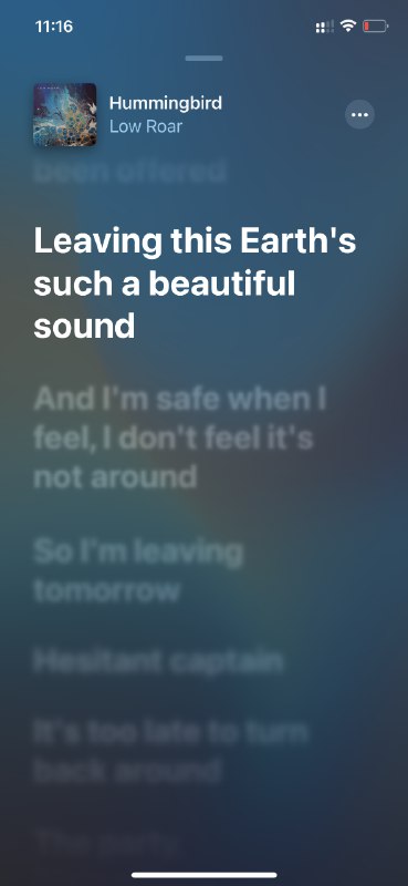 apple music雾面背景下的流光溢彩随着音乐律动实在太美，颜色的色调、亮度、位移跟音乐节奏配合得绝妙