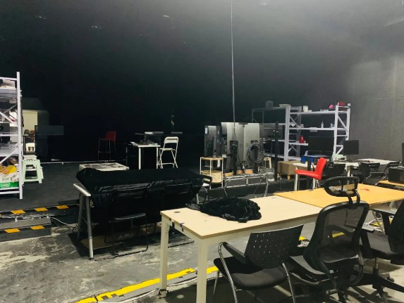 【交个朋友正式搬家】罗永浩与薇娅成为邻居 4月20日，企查查独家获悉，罗永浩及直播间大部分团队，日前已经迁至杭州市滨江区的互联网小镇，罗永浩方透露，以后交个朋友直播间的运营将以杭州为主，北京为辅