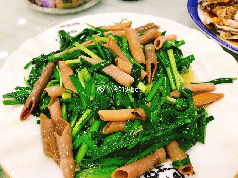 海肠，是沿海一带百姓常吃的一种海鲜产品，胶东渔民称它为“海鸡子”，中文学名单环刺螠，英文名叫“Chinese Penis Fish”