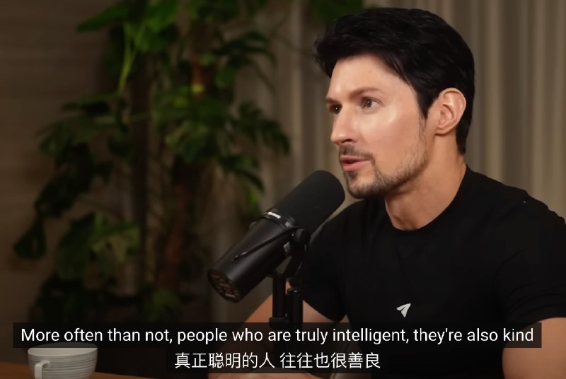 Pavel给我的震撼蛮强的- 拒绝任何上瘾物质（糖、烟、酒、社交媒体），极度自律- 每天醒来300个俯卧撑和300个深蹲- 每天10h在床上（睡眠意外的时间是醒着不看电子设备，琢磨新点子）- 保持极为精简的团队 几十人团队 全球10亿用户- 尽其所能保护用户隐私 2013年推出end to end encryption 且保持开源以及图二的设计真的厉害，用户的消息背景以四为周期轮循，心思和细节拉满