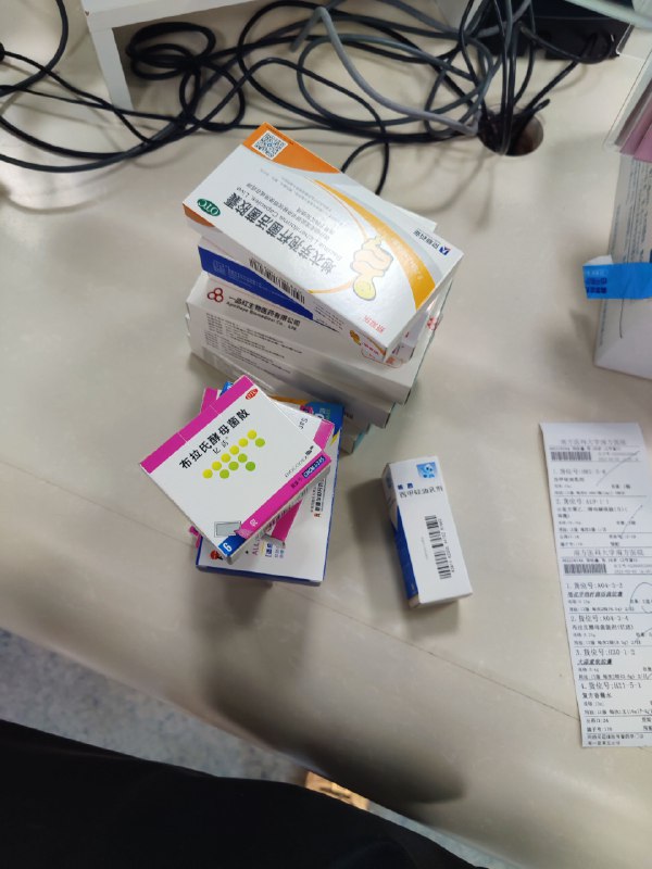 看个腹泻，进去不到 1 分钟，医生连看都没看，直接说做个肠胃镜，然后又说得半个月后才可以做，给我开一些药先吃着