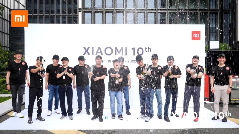 前方送来的透明电视实物图和年轻人的第一台兰博基尼 #科技圈大小事前方送来的透明电视实物图和年轻人的第一台兰博基尼 #科技圈大小事