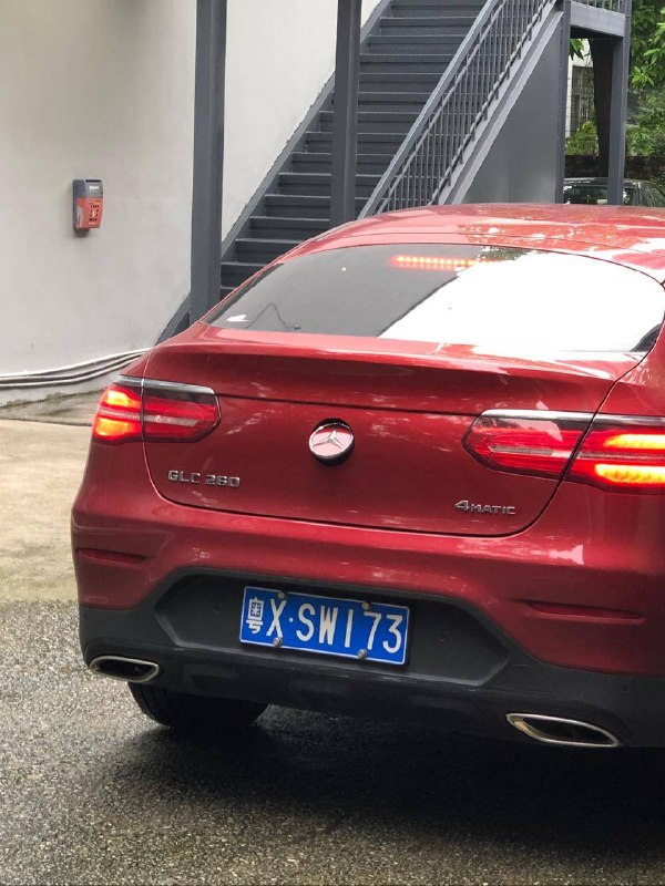 奔驰的设计，停车的时候，这个logo会变成这样，方便打开后备箱