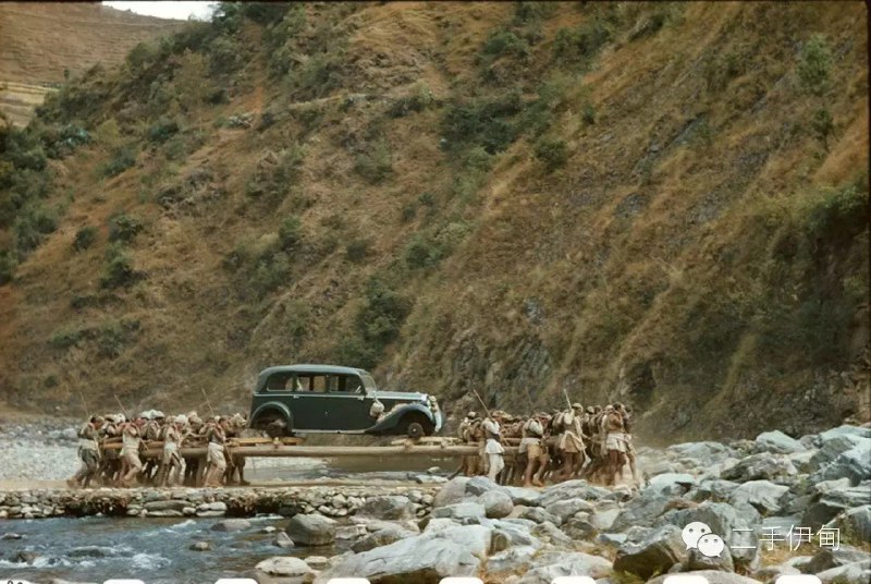 1940年，尼泊尔的男人们扛着一辆1938年产的奔驰