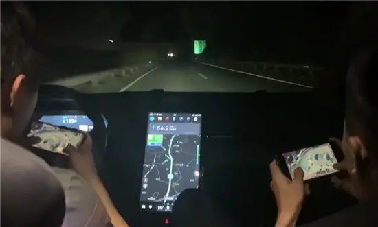 大晚上开着自动驾驶，在高速公路上打王者荣耀，这是不要命了吗？😳对于#自动驾驶离我们到底还有多远# 我只想说一句
