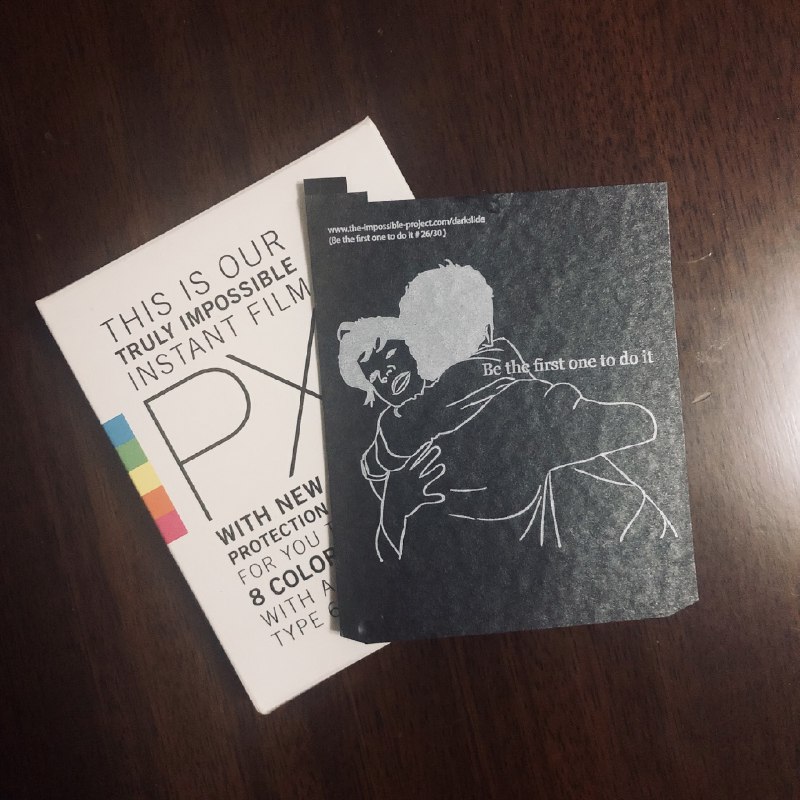 Polaroid相纸在拍摄之前会吐一张黑卡，官方相纸停产之后，某一版本的impossible project相纸，这张卡上印了一些有意思的画/话