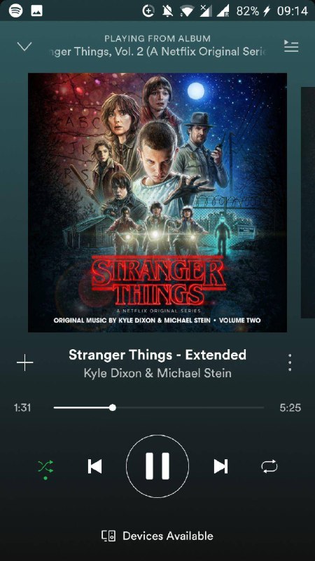 无意间发现的细节，Spotify在播放《怪奇物语》原声碟时，会自动把进度条的点变成探照灯，一直照亮专辑封面