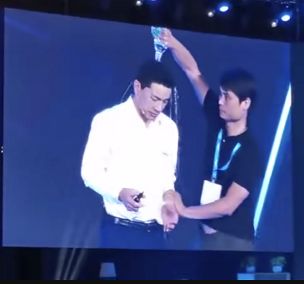 【百度AI开发者大会，李彦宏遭观众泼水】2019年百度AI开发者大会今日举行，现场李彦宏演讲开场