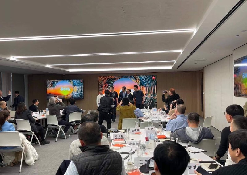 雷军的造车朋友圈曝光！近日网上传出一张照片，显示雷军与创投圈的一众大佬一起交流，很可能是在聊造车的话题