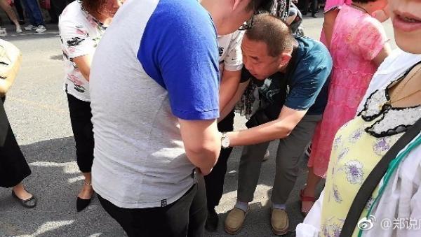 网传河南一高考生证件锁口袋撕衣赶考，考点辟谣