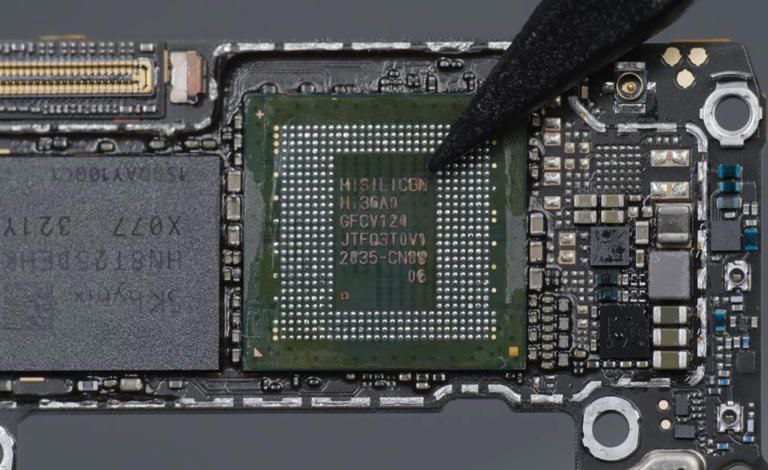 中芯国际正在为华为5nm SoC建立新生产线，最早今年投产据金融时报，中芯国际正在与华为计划联合大规模生产下一代麒麟5 nm芯片，它的目标是摆脱外来元素，并将继续使用麒麟品牌