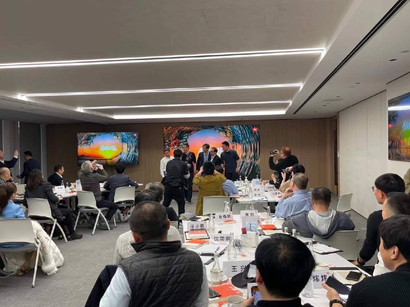 【车圈大佬齐聚小米总部】据报道，小米在春季发布会上宣布造车计划后，昨天网络上流出了雷军与王传福会面的信息，而今天，我们看到了下图，在图中能看到，在小米总部聚集了目前国内造车领域重要人物