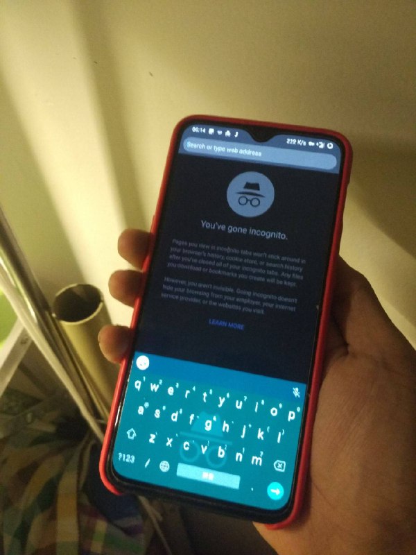 当Gboard 与chrome 配合使用，打开无痕浏览时，Gboard 上会出现与chrome同样的无痕图标，鲜明地告诉用户
