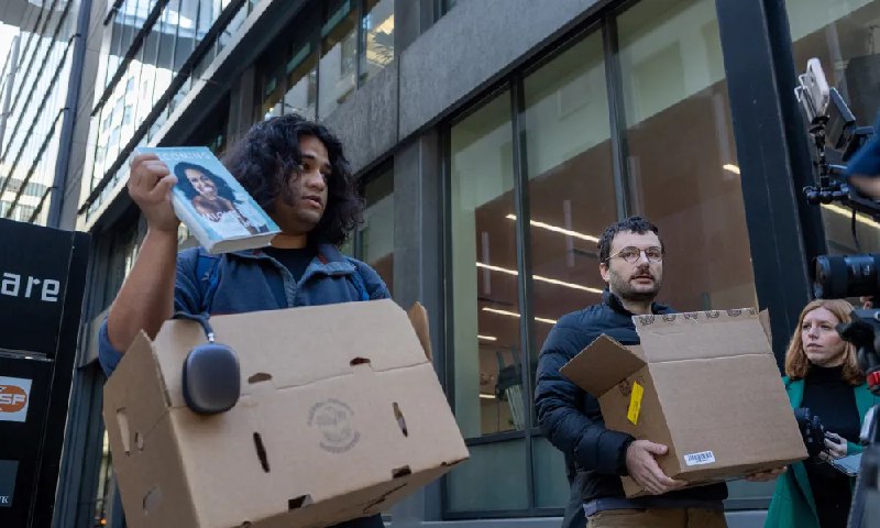 这是今年最有创意的Cosplay，马斯克入主推特之后，很多人都在传这张图，说马斯克炒了整个数据团队，然后这两个员工就在楼下抗议，还一本正经地接受媒体采访，结果今天发现他们根本不是推特员工，就是两个路人抱着纸箱在Cos「被马斯克炒掉的推特员工」，这创意绝了