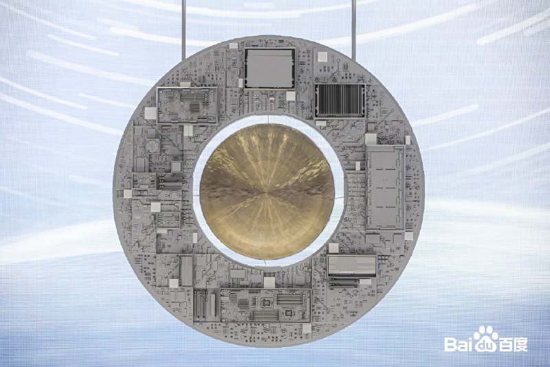 #百度香港上市# 百度今天在港交所二次上市，市值超过7000亿港元，有趣的是，他们开盘时敲的锣，周边还设计成了服务器、芯片的电路板，看上去有点科幻