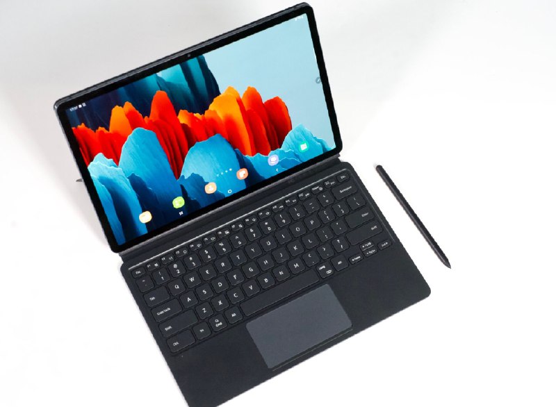 欣赏一下三星Galaxy Tab S7+搭载高通骁龙865+处理器、12.4寸的OLED 120Hz刷新率屏幕、4096级压感、还有它的S Pen配合键盘，配合大厂的品控，精致轻薄