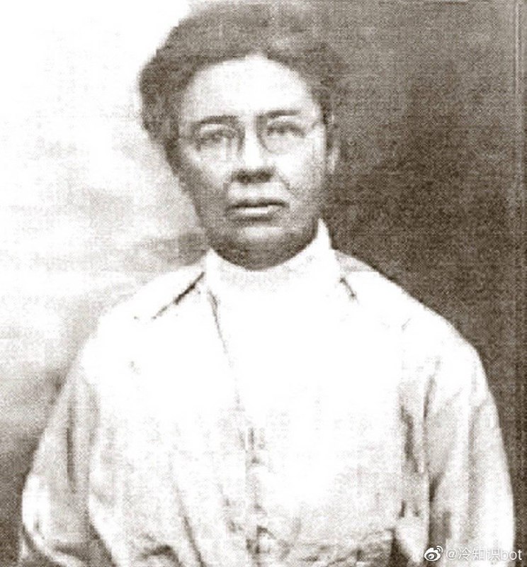 马路中间的那条分割线叫“琼·玛卡若线”