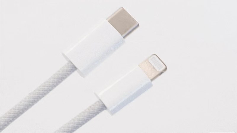 【AppSo 科技早报 - 0715】1. iPhone 12 或随机附赠 USB-C to Lightning 编织充电线2. 折叠屏 iPhone 将使用康宁超薄玻璃3. 高德上线可记录家人 72 小时内行动轨迹的「家人地图」功能4. 当当网被抢公章已追回5. PS4 平台《对马之魂》媒体评分解禁6. PS5 主机或重达 4.78kg7. 微信小商店正式启动内测详情点击👉 