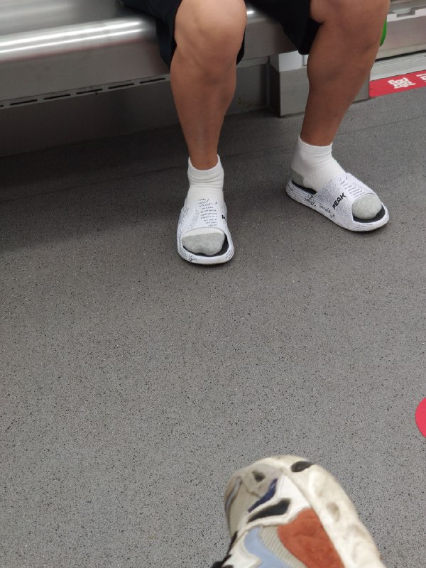 经常看到穿拖鞋然后又穿袜子的男同胞，在闽南这边如果是出门这样穿 一般是妇女坐月子的才会这样
