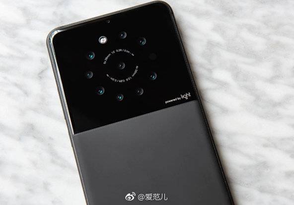 【五摄香嘛？索尼和小米与 Light 合作，打算推出下一代多摄手机】近日，Light 相机宣布与索尼半导体以及小米公司签订了合作协议，旨在为智能手机开发先进的多摄像头相机模块，如无意外我们以后将会见到更多的「多摄手机」