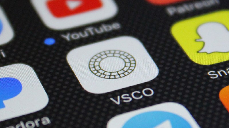 【VSCO 指控 PicsArt 对其滤镜进行逆向工程】上周 VSCO 正式向法院提出针对 PicsArt 的诉讼，诉讼指出，PicsArt 员工通过注册 VSCO 账户来盗取并逆向工程 VSCO 的照片滤镜色彩配置，根据 VSCO 方面的专家评定，PicsArt 目前至少有 19 款滤镜与 VSCO 高度相似