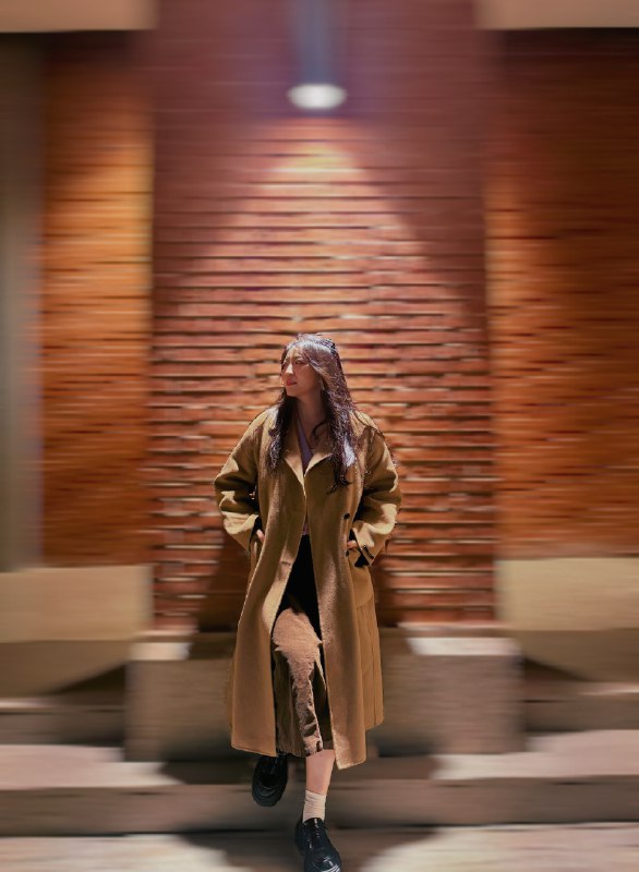 走在苏州河附近，人民邮电的楼是英商思九生洋行设计的，1924年的建筑，字是毛泽东亲笔提的