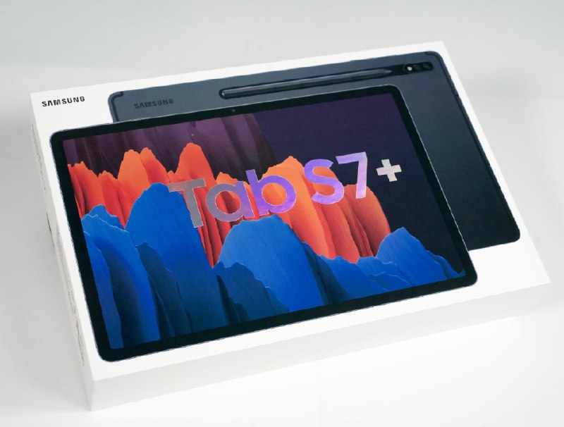 欣赏一下三星Galaxy Tab S7+搭载高通骁龙865+处理器、12.4寸的OLED 120Hz刷新率屏幕、4096级压感、还有它的S Pen配合键盘，配合大厂的品控，精致轻薄