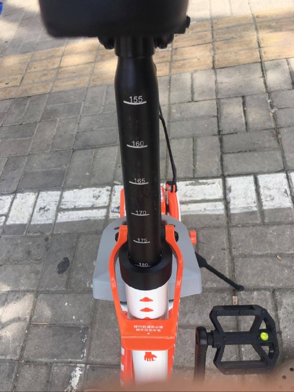 新的摩拜单车调整座椅高度会有身高刻度提示～   #大产品小细节