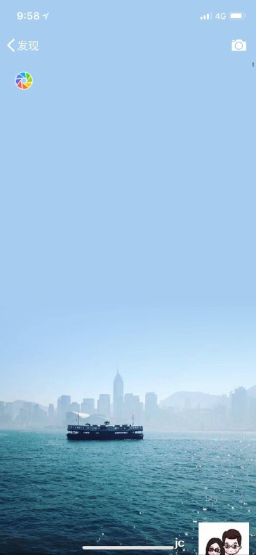 新的微信朋友圈顶栏设计有个小细节，下拉刷新的时候为了下拉区域和封面图有一致感，应该是提取了封面图上方区域的主要色彩并且做了一定的模糊渐变，实际效果很好