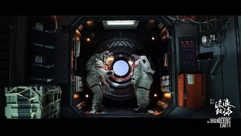 电影#流浪地球#和电影#疯狂外星人#用的是同一套太空舱和太空服