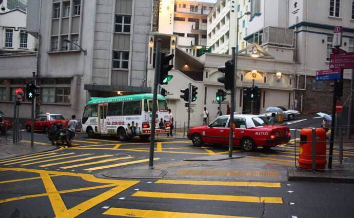 香港的人行道红绿灯，除了颜色信号外，红绿灯颜色对应不同的声音信息，对于普通人可以不用找信号灯就够了，对于色盲和盲人来说就是福音了