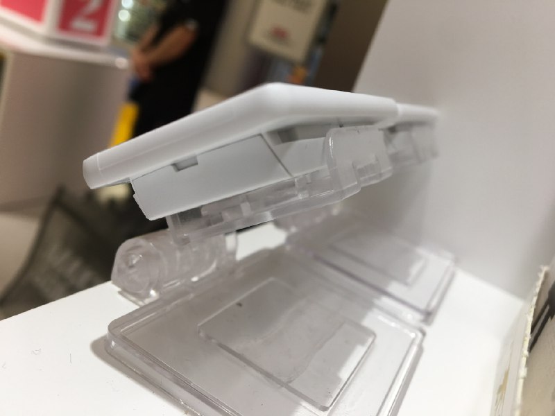 今天发现，泡泡玛特的店里用上了电子纸标签，而且是彩色的