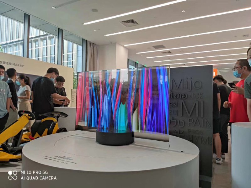 前方送来的透明电视实物图和年轻人的第一台兰博基尼 #科技圈大小事前方送来的透明电视实物图和年轻人的第一台兰博基尼 #科技圈大小事