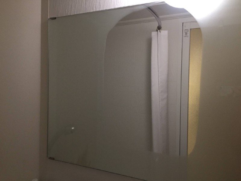 东京很普通的酒店，洗完澡发现洗手池正上方的镜子部分不会起雾，用手摸了一下是温的！厉害了！   #大产品小细节