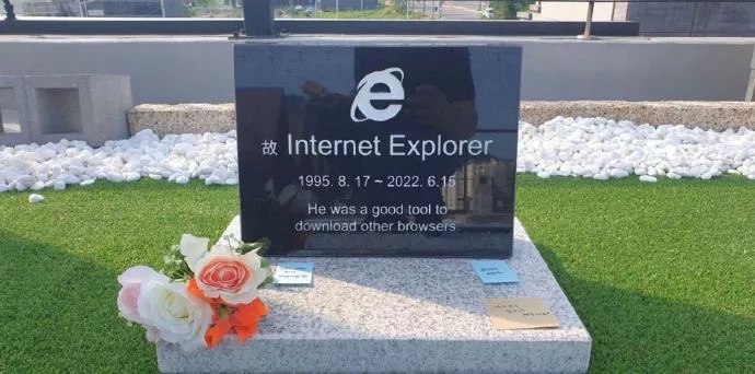 韩国工程师为纪念IE浏览器退役，花了2236元，竖起墓碑