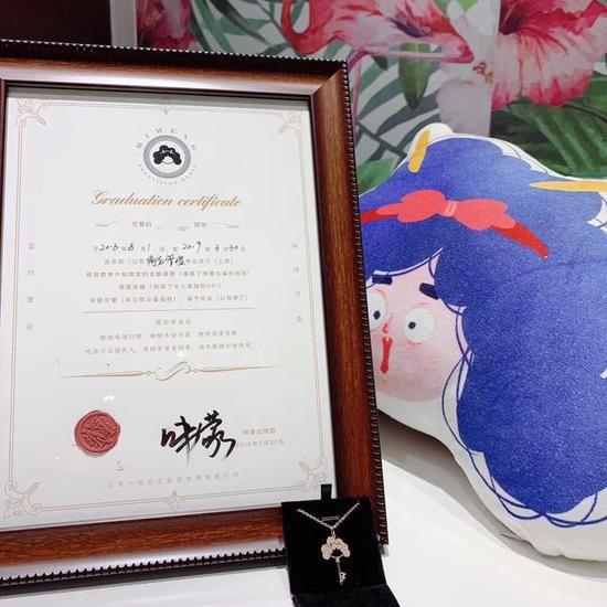 【咪蒙公司正式解散，给员工颁发特殊“毕业证”】有消息称，今日，咪蒙公司正式解散