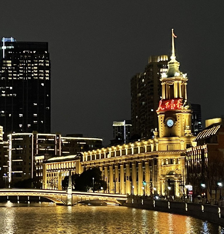 走在苏州河附近，人民邮电的楼是英商思九生洋行设计的，1924年的建筑，字是毛泽东亲笔提的