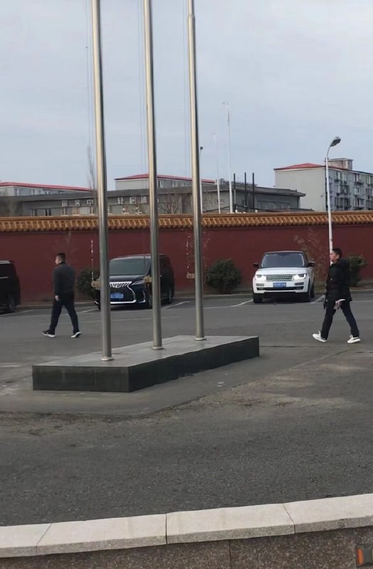 【刘强东在妻子生子后立即回国工作】今日有网友爆料在首都机场看到刘强东