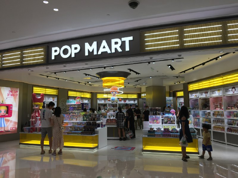 今天发现，泡泡玛特的店里用上了电子纸标签，而且是彩色的