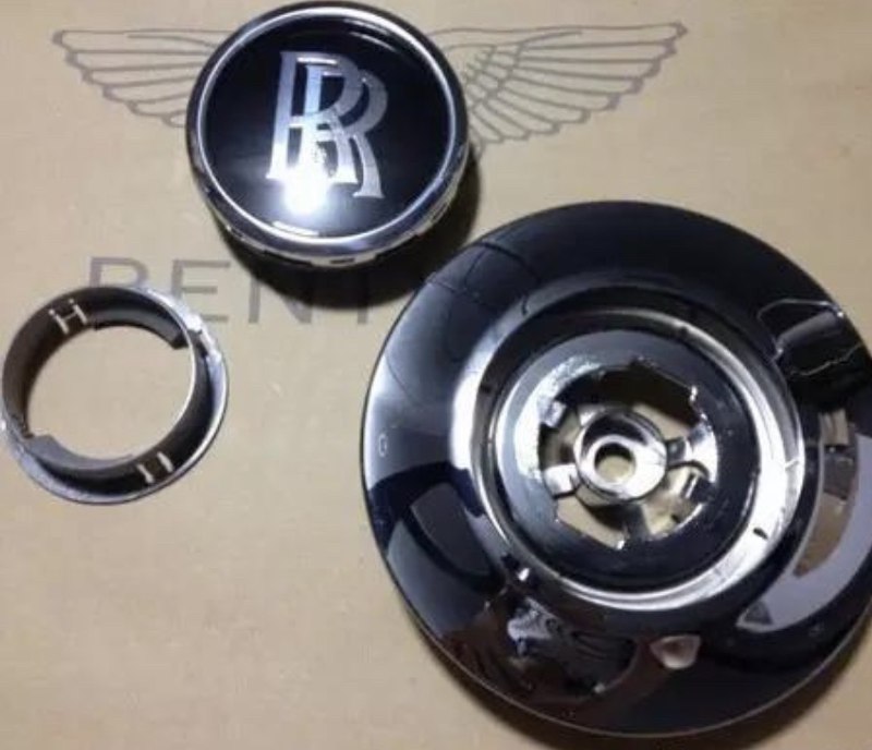 不知道你有没有注意到，街拍的劳斯莱斯照片，轮毂上的logo都是正立的因为它确实永远都是正立的劳斯莱斯在logo中加入了轴承，让其重心朝下，这样车轮在转动过程中logo会始终保持直立   #无用但有趣的冷知识不知道你有没有注意到，街拍的劳斯莱斯照片，轮毂上的logo都是正立的因为它确实永远都是正立的劳斯莱斯在logo中加入了轴承，让其重心朝下，这样车轮在转动过程中logo会始终保持直立   #无用但有趣的冷知识